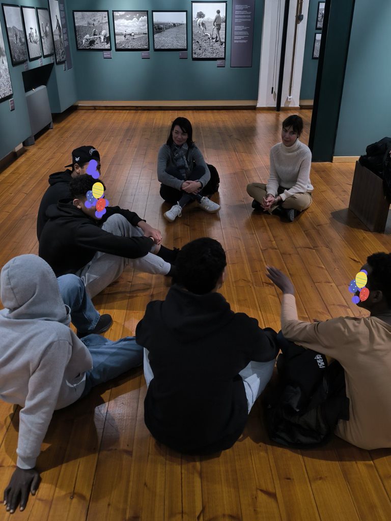 Ομάδα παιδιών εκπαιδεύεται βιωματικά στο Μουσείο Σιτηρών και Αλεύρων.