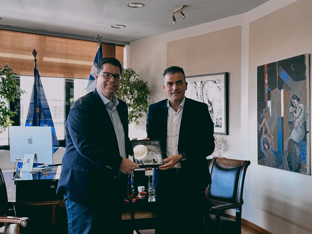 Ανδρες σε επίσημη συνάντηση, ανταλλαγή δώρων, συζήτηση έργων και δράσεων στη Λάρισα.