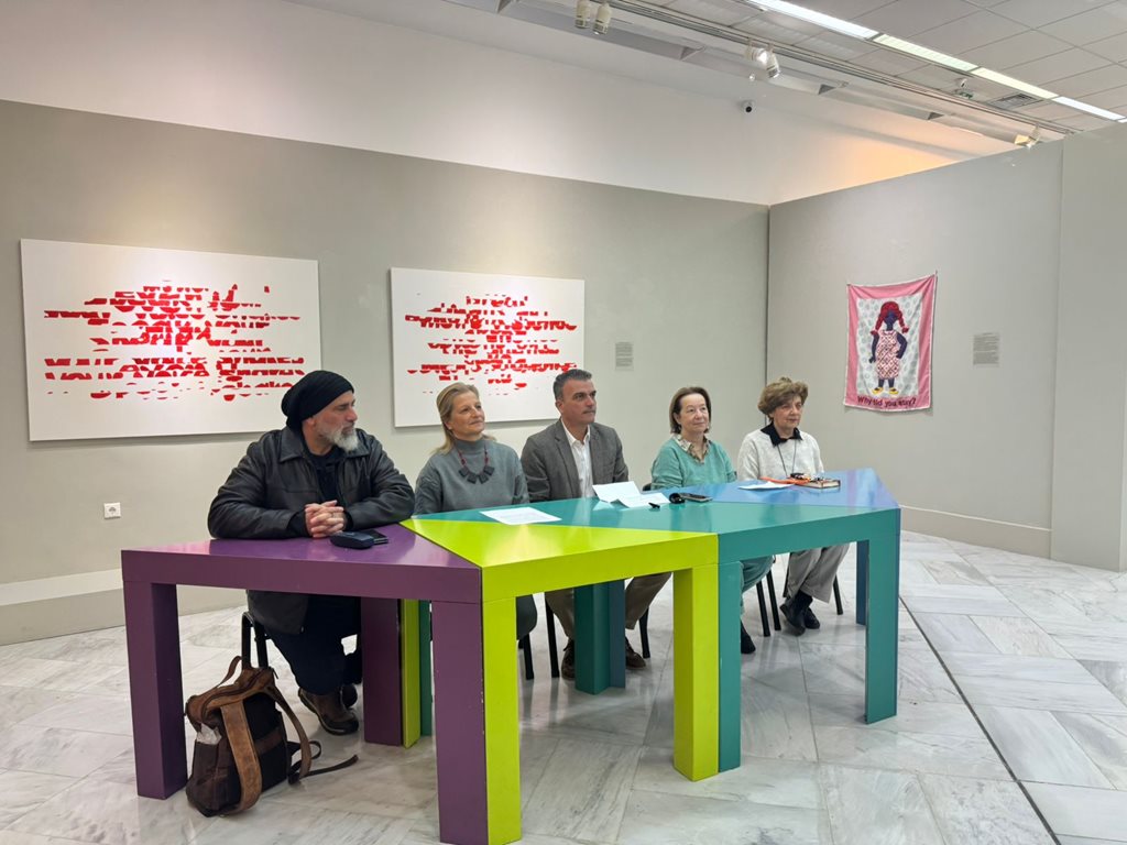 Ανθρώπινες παρουσίες σε εκδήλωση με έργα τέχνης στη Δημοτική Πινακοθήκη Λάρισας.