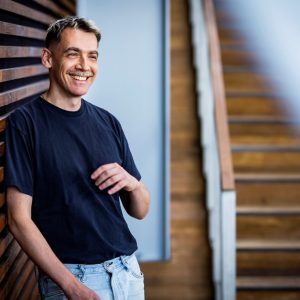 Ανδρας συμμετέχει σε εργαστήριο μουσικής στο Φεστιβάλ Μουσικότροπο στη Λάρισα.