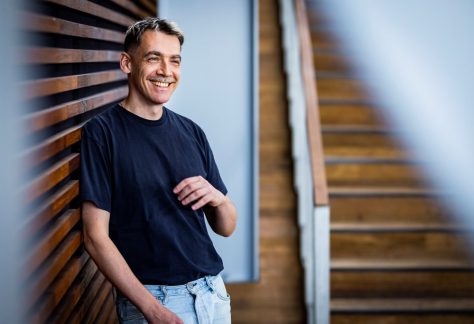 Ανδρας συμμετέχει σε εργαστήριο μουσικής στο Φεστιβάλ Μουσικότροπο στη Λάρισα.