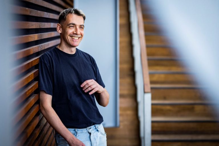 Ανδρας συμμετέχει σε εργαστήριο μουσικής στο Φεστιβάλ Μουσικότροπο στη Λάρισα.