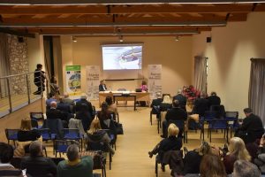 Ανθρώπινη παρουσία σε σεμινάριο για την κλιματική αλλαγή και την ασφάλεια στην πόλη Λάρισα.