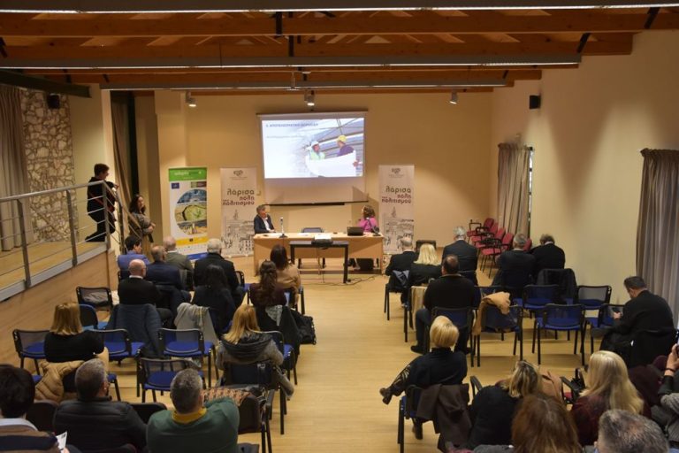 Ανθρώπινη παρουσία σε σεμινάριο για την κλιματική αλλαγή και την ασφάλεια στην πόλη Λάρισα.