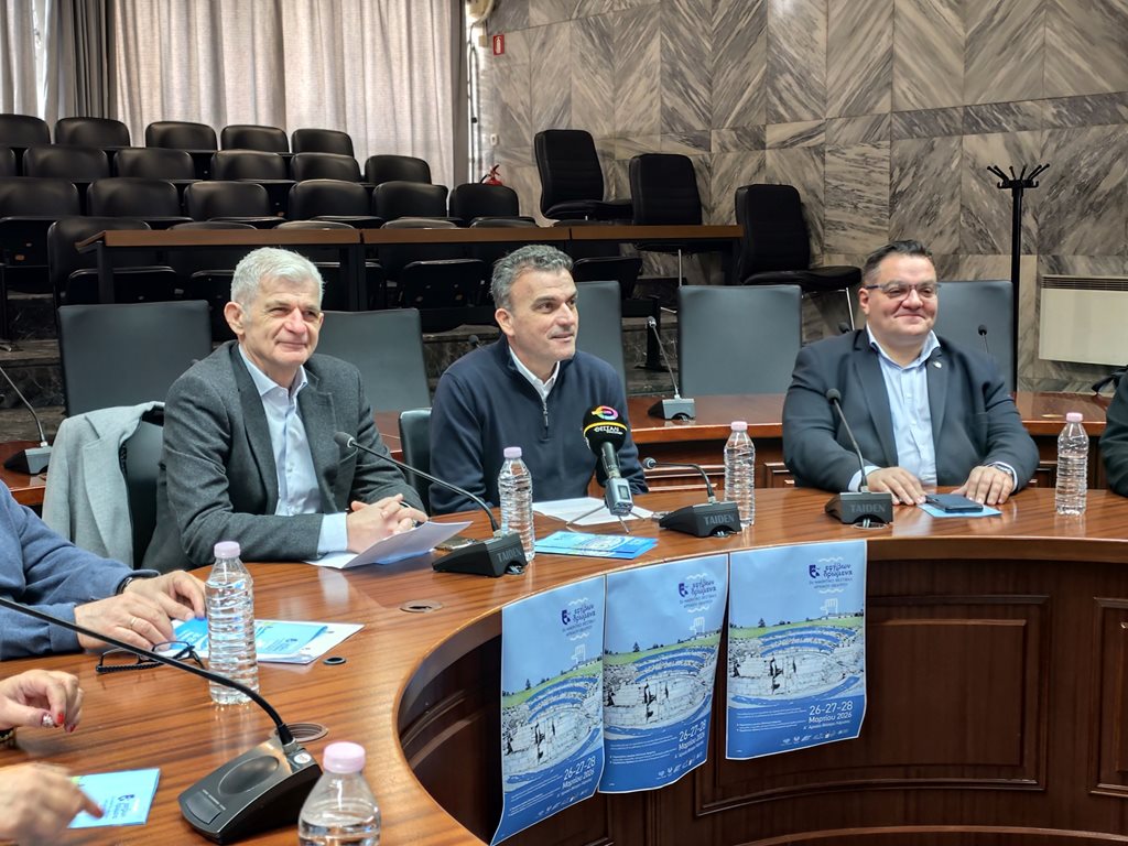 Ανθρώπινη παρουσία σε συνεδρίαση του Δήμου Λαρισαίων, με εκπροσώπους και συζητήσεις.