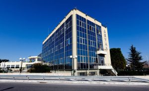 Το κτήριο της ΔΕΥΑΛ με γυάλινη πρόσοψη