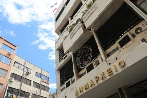 Πρόσοψη του Δημαρχείου Λάρισας από την οδό Ίωνος Δραγούμη