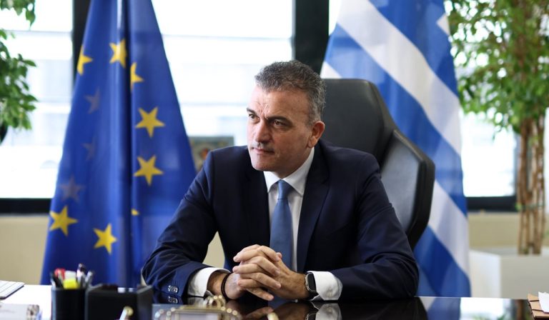 Ο Δήμαρχος Λαρισαίων Αθανάσιος Μαμάκος στο γραφείο του.