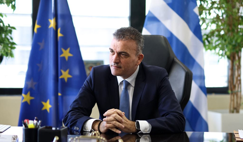 Ο Δήμαρχος Λαρισαίων Αθανάσιος Μαμάκος στο γραφείο του.