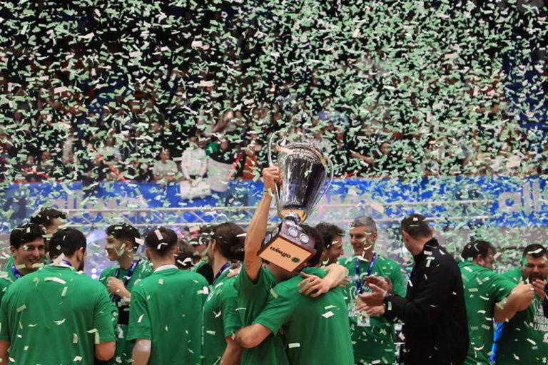 Ομάδα βόλεϊ ανδρών στη Λάρισα με το κύπελλο μετά από επιτυχία.