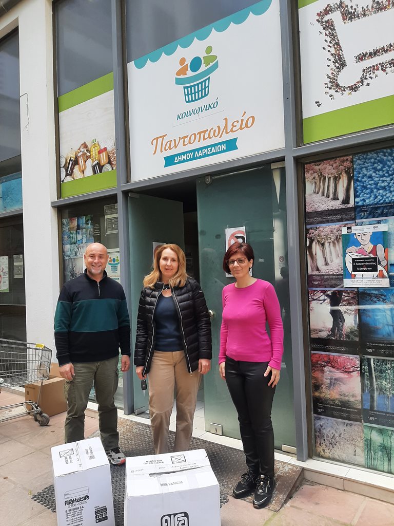 Εκπρόσωποι του Κοινωνικού Παντοπωλείου και της εταιρίας «ΓΕΩΡΓΙΟΣ ΚΑΤΣΙΦΑΣ ΑΒΕΕ- ALFA KATSIFA» μπροστά από τα κιβώτια της προσφοράς