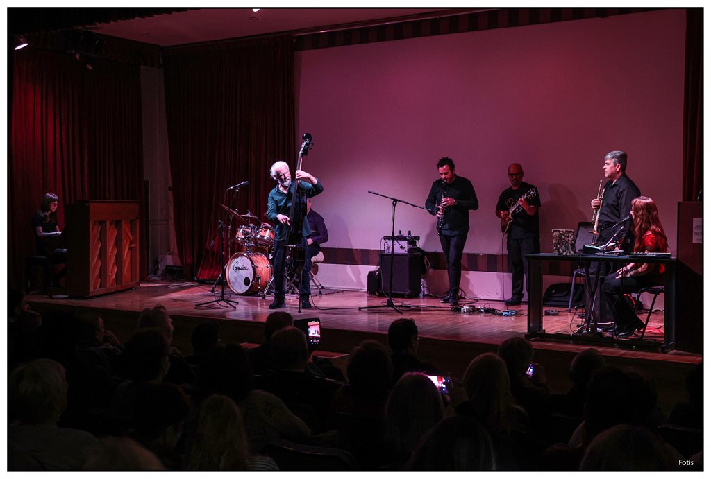 Μουσική παράσταση στη Λάρισα με ζωντανή μπάντα και μουσικούς.