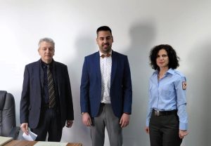 Φωτογραφία από την ορκωμοσία του νέου δημοτικού αστυνομικού κ.Νικόλαο Ρούγκα, από τον Αντιδήμαρχο Διοίκησης, κ.Αριστείδη Καρτσαφλέκη, παρουσία και της αναπλ.Προϊσταμένης της Διεύθυνσης Δημοτικής Αστυνομίας, κ.Καλλιόπης Κακαρδάκη.