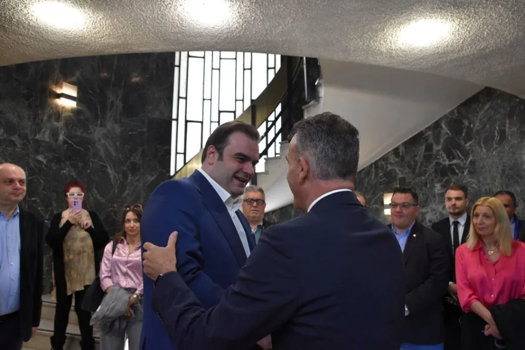 Στιγμιότυπο από τη συνάντηση του Δημάρχου Λαρισαίων, κ. Θανάση Μαμάκου με τον Υπουργό Εθνικής Οικονομίας και Οικονομικών και Πρόεδρο του Eurogroup, κ.Κυριάκο Πιερρακάκη