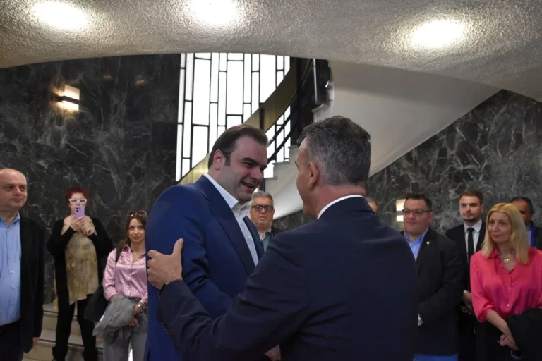 Στιγμιότυπο από τη συνάντηση του Δημάρχου Λαρισαίων, κ. Θανάση Μαμάκου με τον Υπουργό Εθνικής Οικονομίας και Οικονομικών και Πρόεδρο του Eurogroup, κ.Κυριάκο Πιερρακάκη