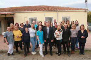 Διαχείριση αδέσποτων ζώων συντροφιάς. Δημοτικό καταφύγιο με πλήθος κόσμου.