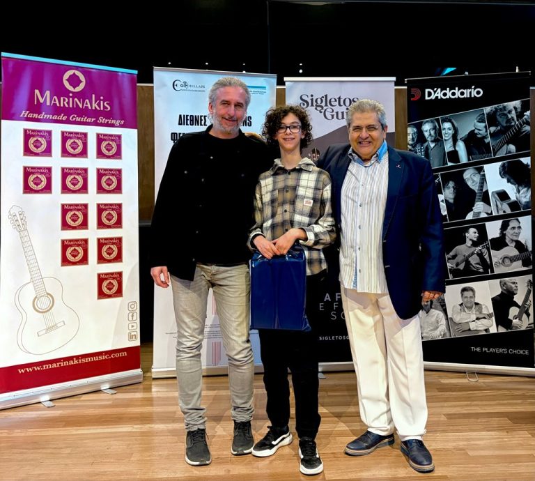 Ο σπουδαστής Βασίλης Τσιμπώνης, με τον καθηγητή του Δημήτριο Τσιμπώνη