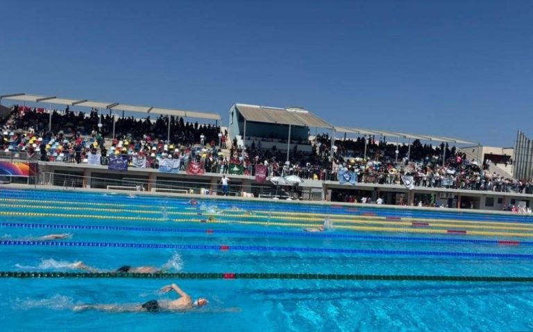 Στιγμιότυπο από τους κολυμβητικούς αγώνες.