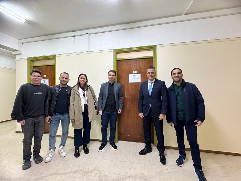 Ο Δήμαρχος Λαρισαίων Θ. Μαμάκος με μέλη του Δημοτικού Συμβουλίου Νεολαίας στην είσοδο του Γραφείου Δημοτικού Συμβουλίου Νεολαίας.