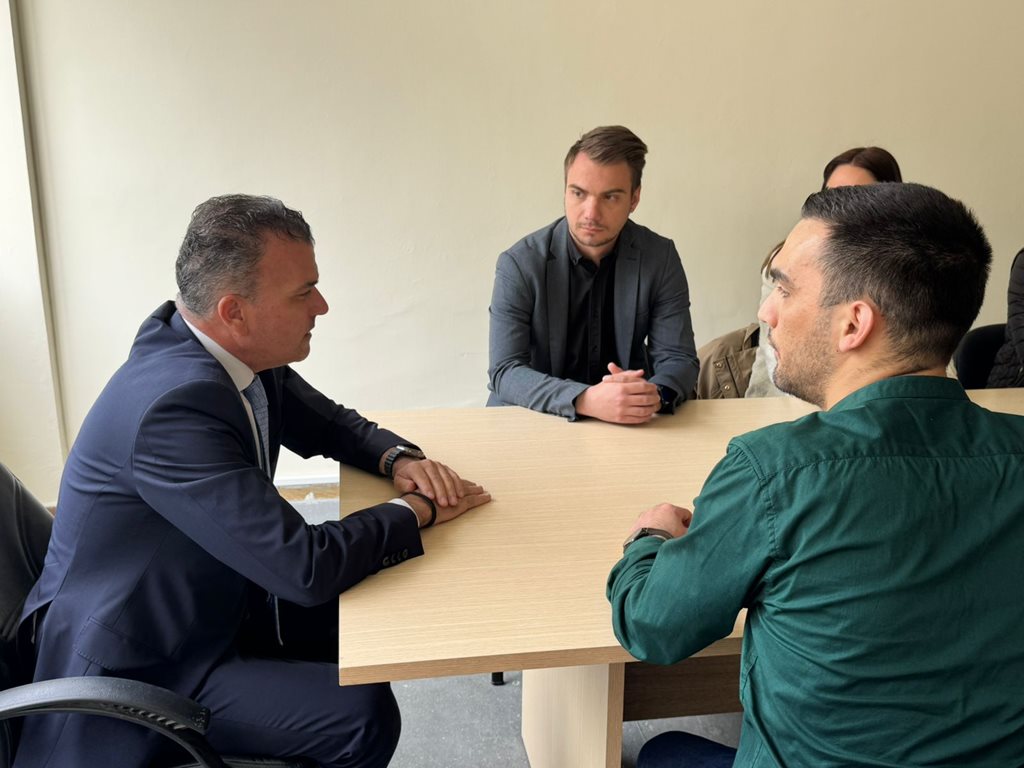 Ο Δήμαρχος Λαρισαίων Θ. Μαμάκος με μέλη του Δημοτικού Συμβουλίου Νεολαίας στο Γραφείο Δημοτικού Συμβουλίου Νεολαίας.