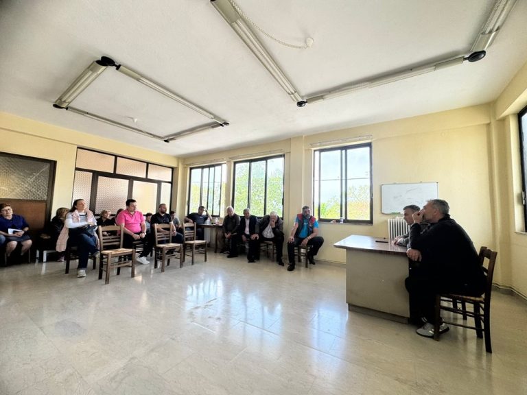 Στιγμιότυπο από την επίσκεψη του Δημάρχου Θ. Μαμάκου στην Μάνδρα.