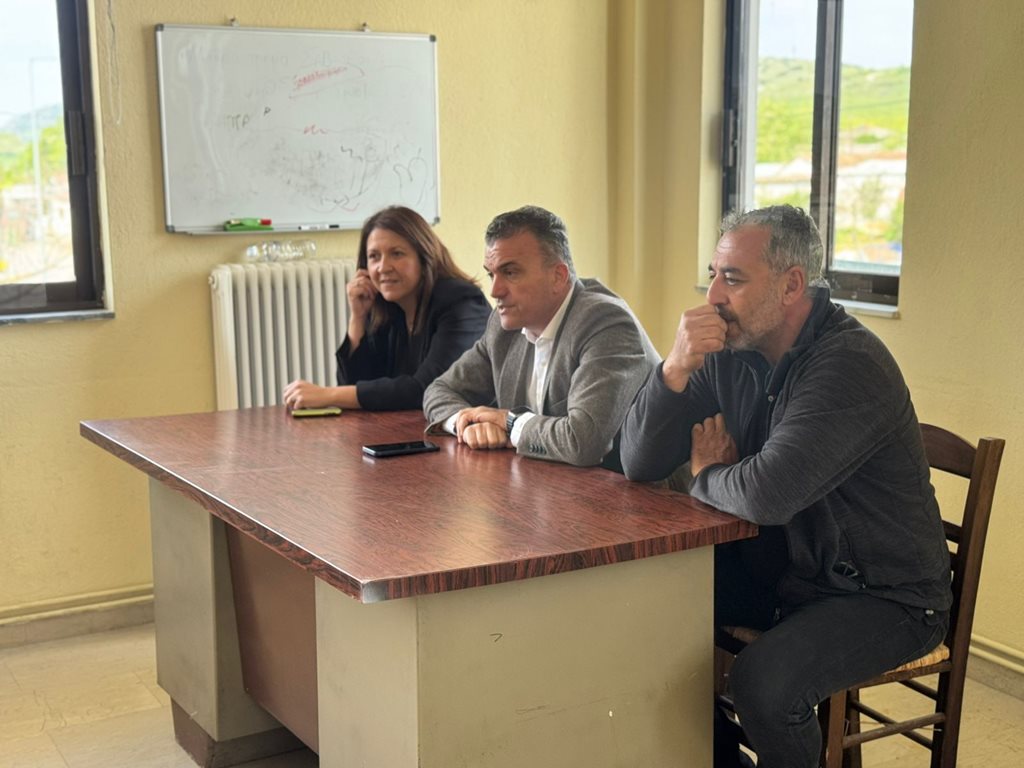 Στιγμιότυπο από την επίσκεψη του Δημάρχου Θ. Μαμάκου στην Μάνδρα.