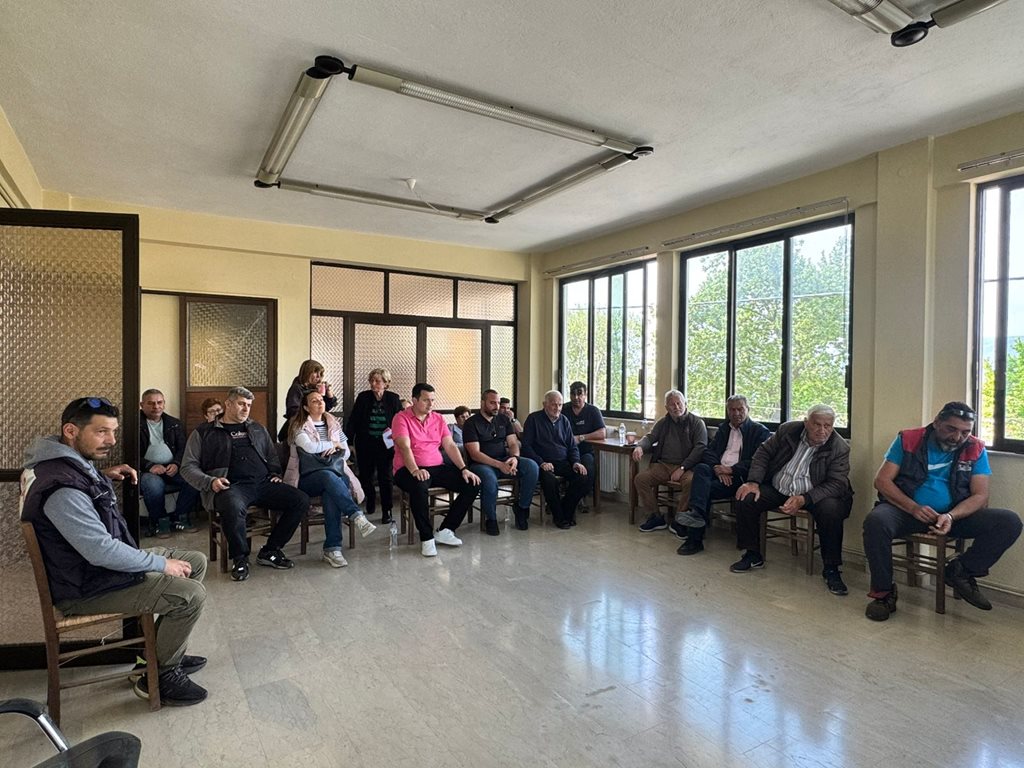 Στιγμιότυπο από την επίσκεψη του Δημάρχου Θ. Μαμάκου στην Μάνδρα.