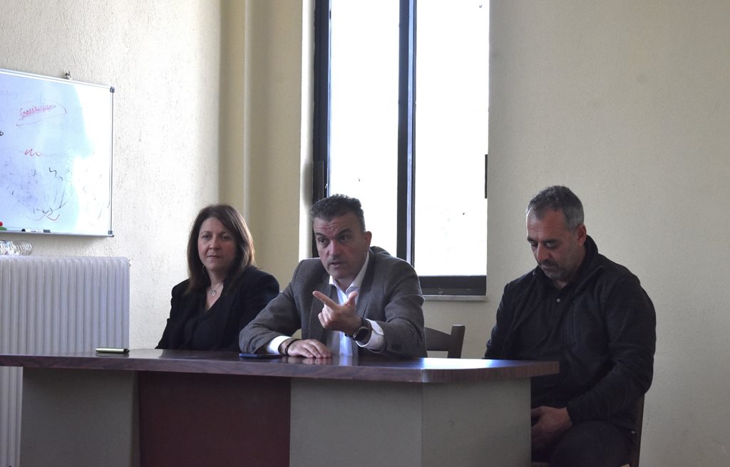 Στιγμιότυπο από την επίσκεψη του Δημάρχου Θ. Μαμάκου στην Μάνδρα.