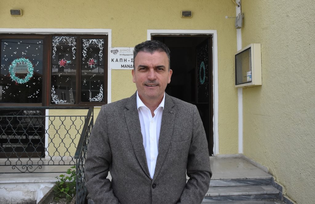 Στιγμιότυπο από την επίσκεψη του Δημάρχου Θ. Μαμάκου στην Μάνδρα.