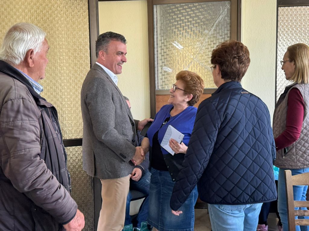 Στιγμιότυπο από την επίσκεψη του Δημάρχου Θ. Μαμάκου στην Μάνδρα.