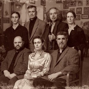 H αφίσα της παράστασης "η ευτυχία της Αργιθέας" με τους ηθοποιούς και μουσικούς