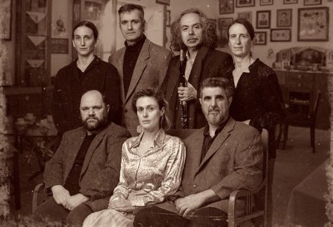 H αφίσα της παράστασης "η ευτυχία της Αργιθέας" με τους ηθοποιούς και μουσικούς