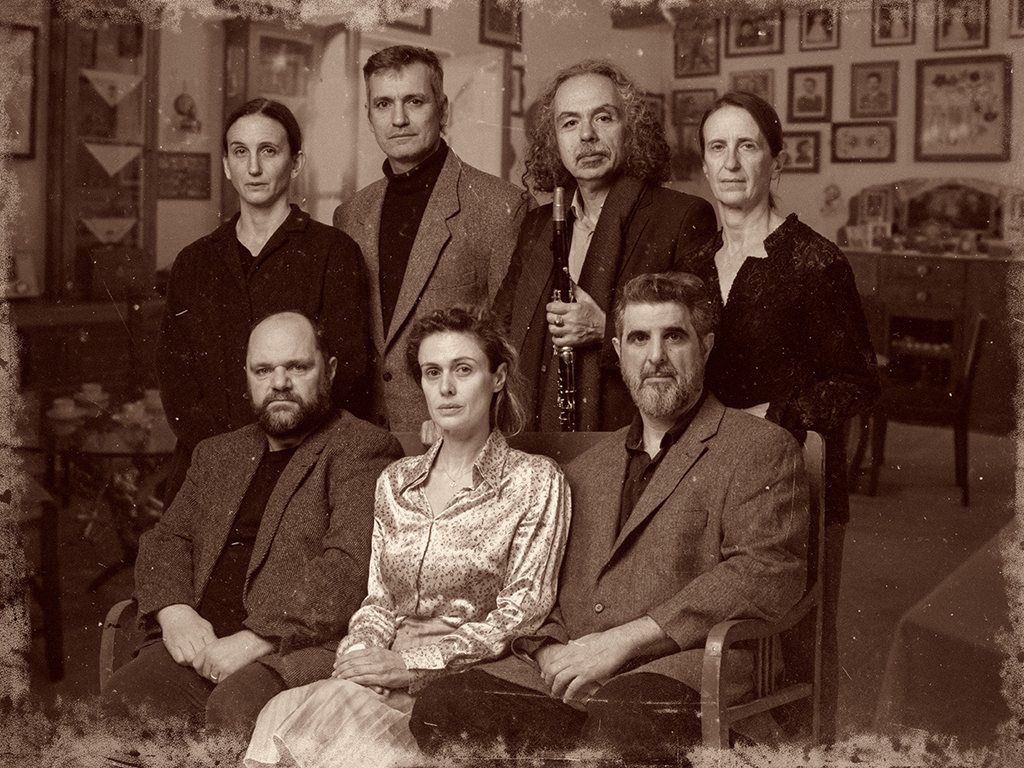 H αφίσα της παράστασης "η ευτυχία της Αργιθέας" με τους ηθοποιούς και μουσικούς