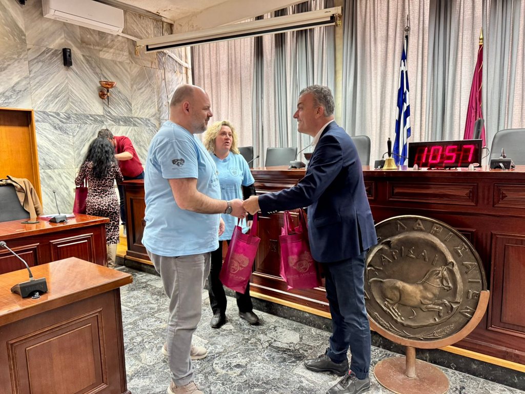 Στιγμιότυπο από την επίσκεψη αθλητών της γερμανικής ομάδας SVC04 Sonneberg στο Δημαρχείο και την υποδοχή τους από το Δήμαρχο κ.Θανάση Μαμάκο στην αίοθυσα του Δημοτικού Συμβουλίου