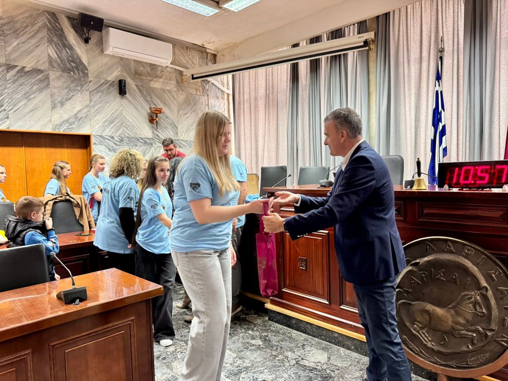 Στιγμιότυπο από την επίσκεψη αθλητών της γερμανικής ομάδας SVC04 Sonneberg στο Δημαρχείο και την υποδοχή τους από το Δήμαρχο κ.Θανάση Μαμάκο στην αίοθυσα του Δημοτικού Συμβουλίου