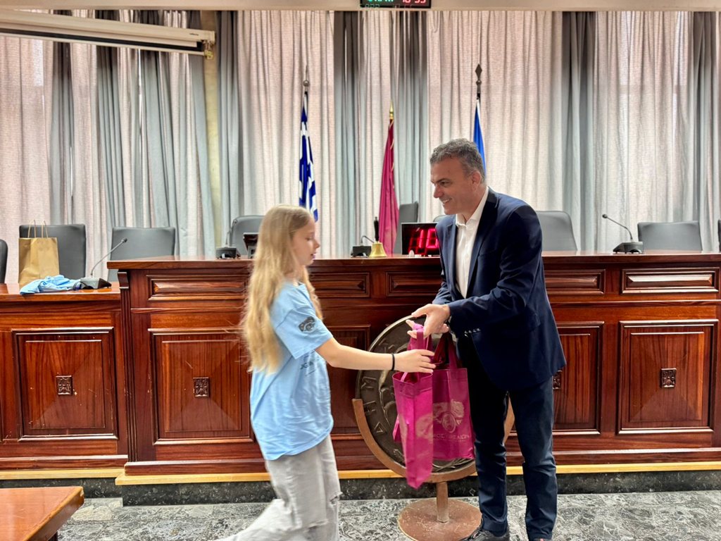 Στιγμιότυπο από την επίσκεψη αθλητών της γερμανικής ομάδας SVC04 Sonneberg στο Δημαρχείο και την υποδοχή τους από το Δήμαρχο κ.Θανάση Μαμάκο στην αίοθυσα του Δημοτικού Συμβουλίου