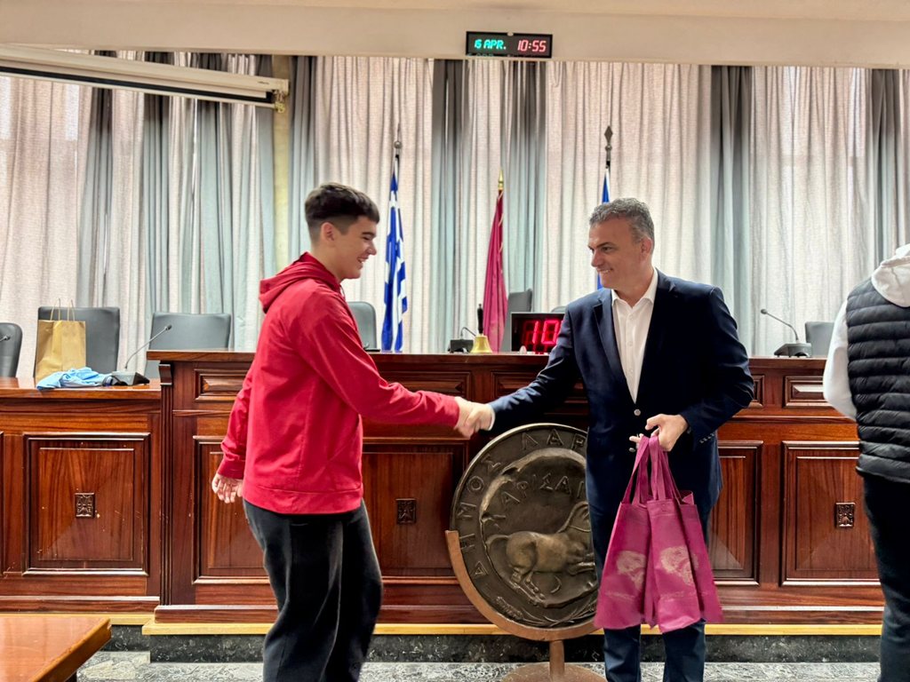 Στιγμιότυπο από την επίσκεψη αθλητών της γερμανικής ομάδας SVC04 Sonneberg στο Δημαρχείο και την υποδοχή τους από το Δήμαρχο κ.Θανάση Μαμάκο στην αίοθυσα του Δημοτικού Συμβουλίου