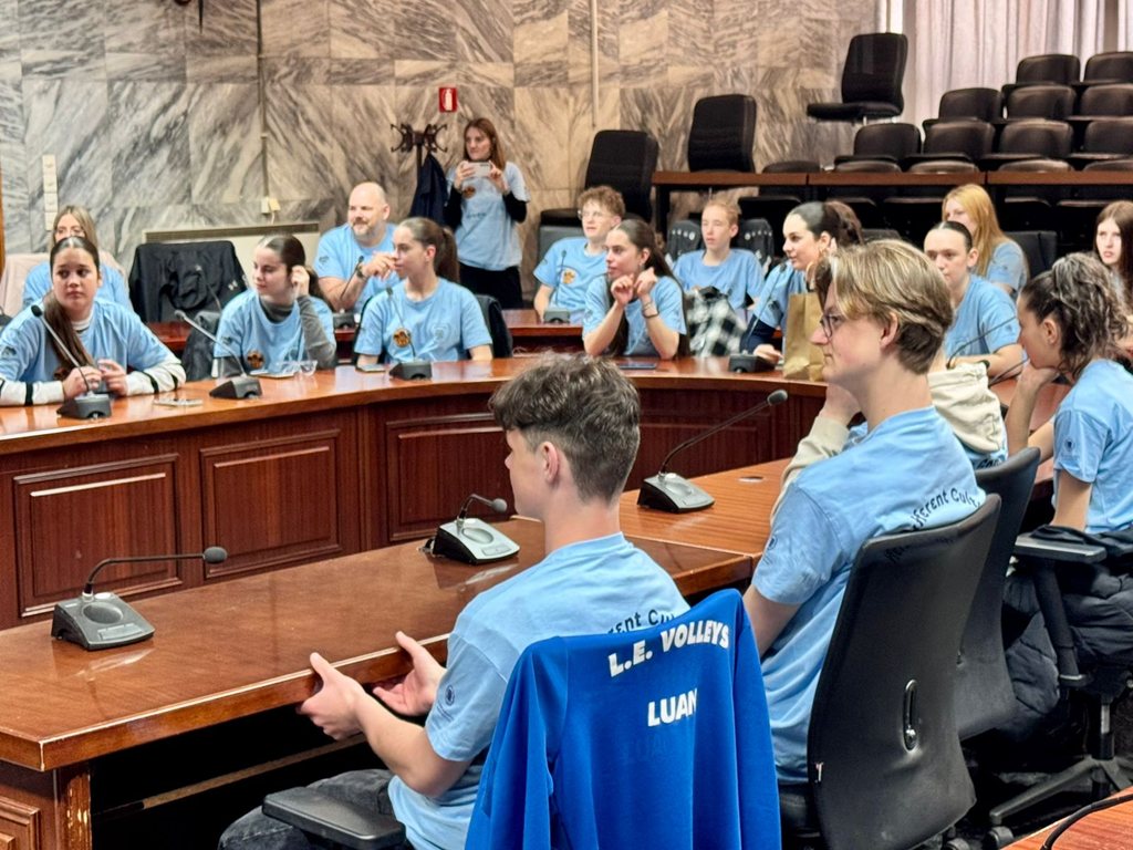 Στιγμιότυπο από την επίσκεψη αθλητών της γερμανικής ομάδας SVC04 Sonneberg στο Δημαρχείο και την υποδοχή τους από το Δήμαρχο κ.Θανάση Μαμάκο στην αίοθυσα του Δημοτικού Συμβουλίου