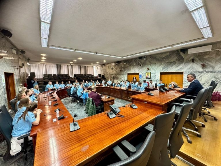 Στιγμιότυπο από την επίσκεψη αθλητών της γερμανικής ομάδας SVC04 Sonneberg στο Δημαρχείο και την υποδοχή τους από το Δήμαρχο κ.Θανάση Μαμάκο στην αίοθυσα του Δημοτικού Συμβουλίου