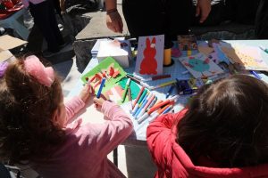 Παιδιά δημιουργούν πασχαλινές κάρτες.