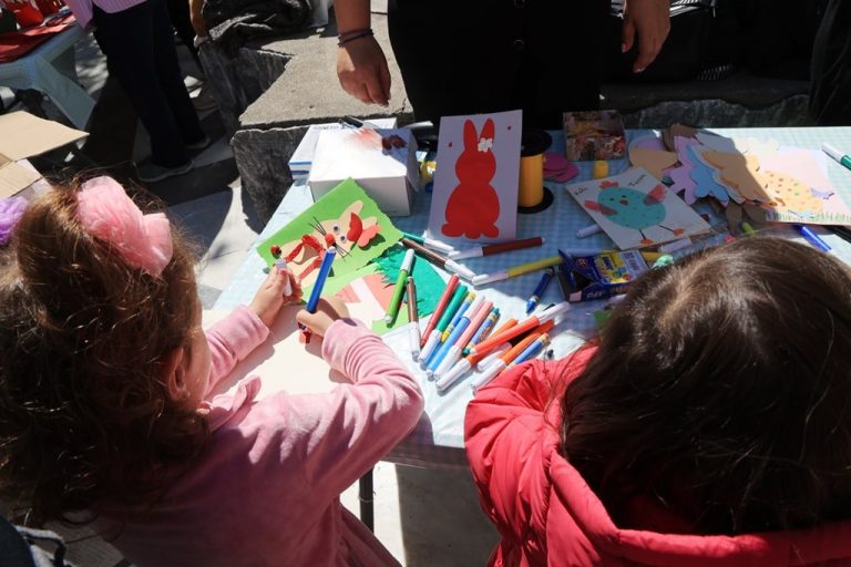 Παιδιά δημιουργούν πασχαλινές κάρτες.