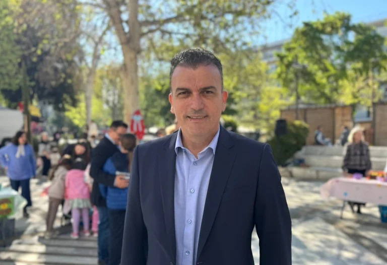 Ο Δήμαρχος Λαρισαίων Αθανάσιος Μαμάκος στην Πλατεία Ταχυδρομείου.