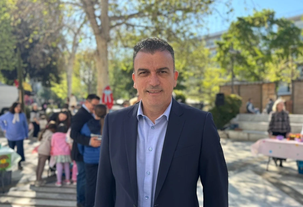 Ο Δήμαρχος Λαρισαίων Αθανάσιος Μαμάκος στην Πλατεία Ταχυδρομείου.