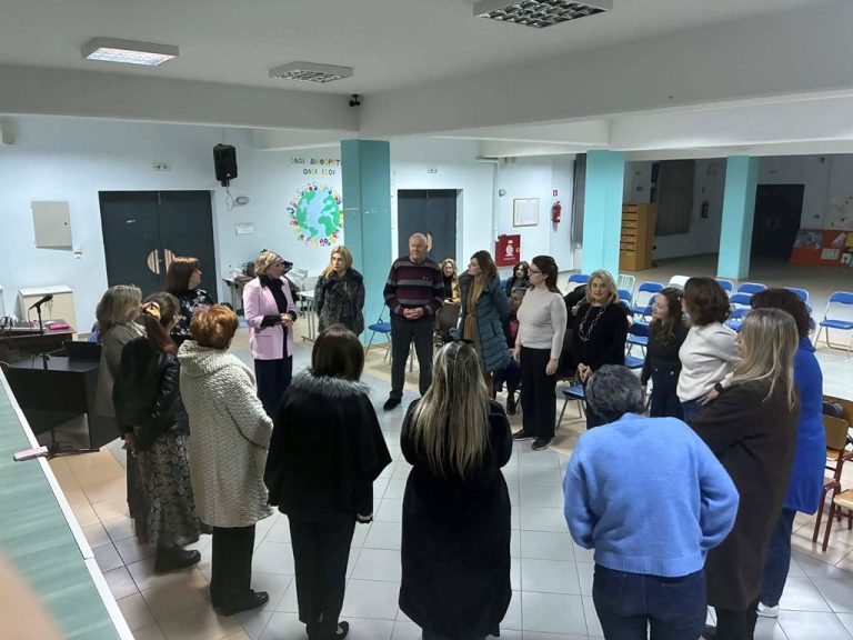 Στιγμιότυπο από τη δράση του Κέντρου Κοινότητας για την παραβατικότητα ανηλίκων σε σχολεία του δήμου Λαρισαίων