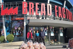 Εκπρόσωποι του Κοινωνικού Παντοπωλείου και της εταιρείας “Bread Factory”