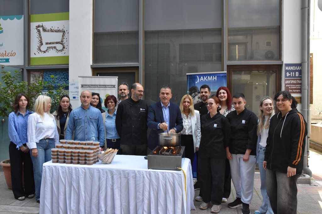 Δέματα αγάπης για το Πάσχα από το Κοινωνικό Παντοπωλείο