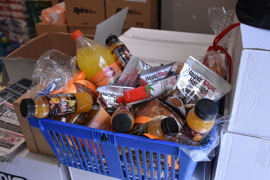 Δέματα αγάπης για το Πάσχα από το Κοινωνικό Παντοπωλείο