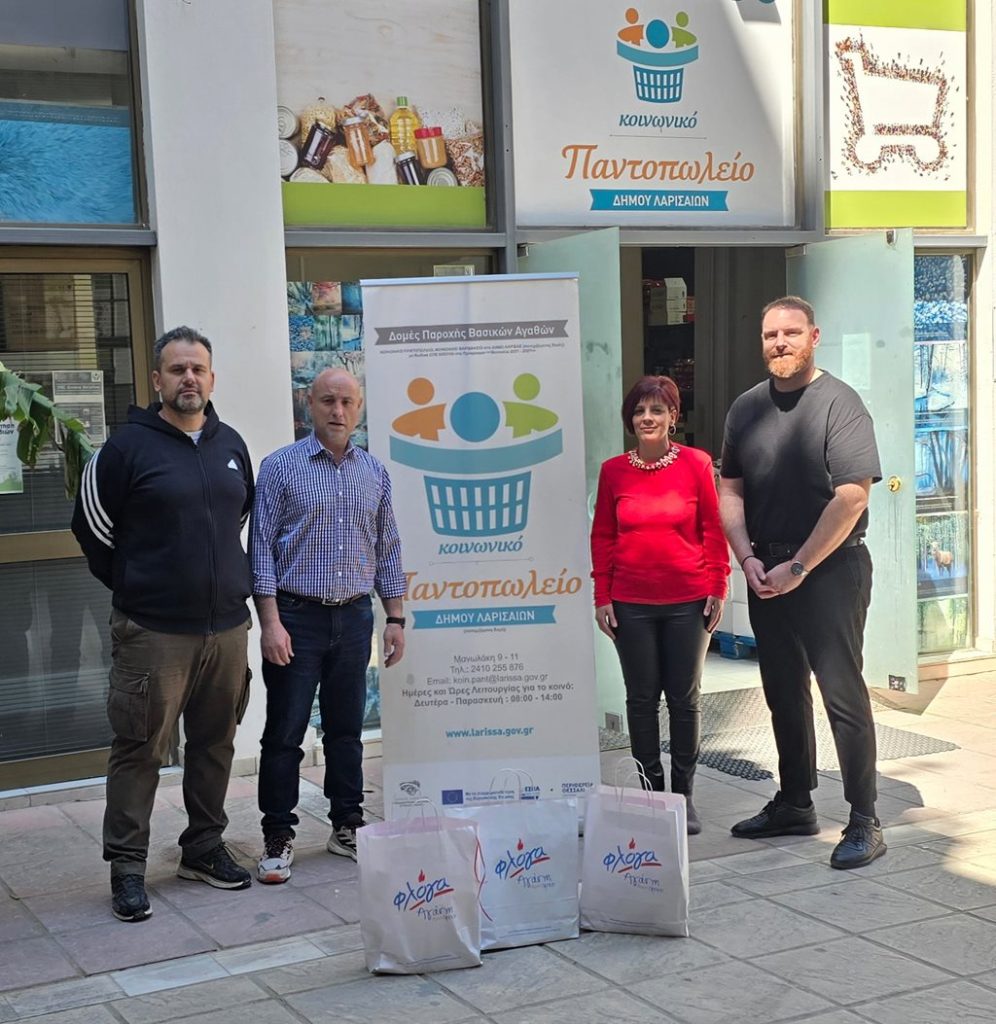 Στιγμιότυπο από την παράδοση λαμπάδων από τον Αντιπρόεδρο της Δ.Ε.Υ.Α.Λ. Καλόγηρο Κωνσταντίνο στο Κοινωνικό Παντοπωλείο.