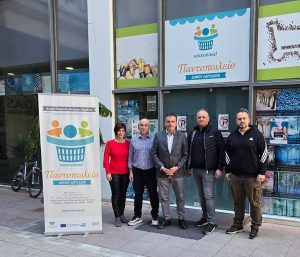 Εκπρόσωποι του Κοινωνικού Παντοπωλείου και της εταιρείας ΕΞΑΡΧΟΣ Α.Ε