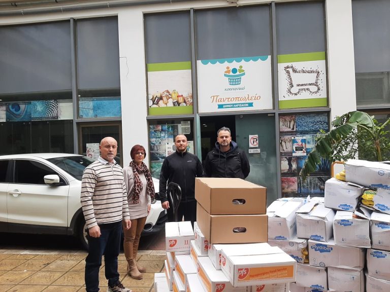 Εκπρόσωποι του Κοινωνικού Παντοπωλείου και της εταιρείας PFS Papageorgiou Food Service